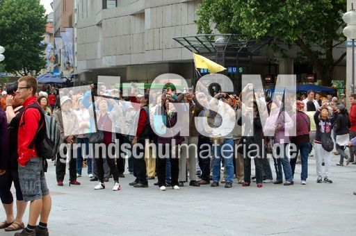 Japanische Besuchergruppe auf dem Marienplatz.JPG